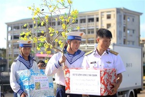 Tet gifts reach hands of soldiers on duty at sea