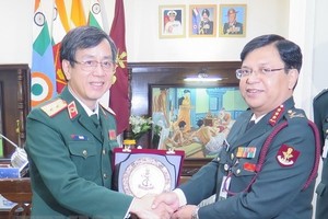 Director of the Vietnam Military Medical University  Lieut. Gen. Do Quyet (left) and Director General of the Armed Forces Medical Service of India Lieut. Gen. Bipin Puri (Photo: VNA)