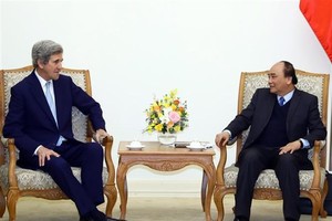 Prime Minister Nguyen Xuan Phuc (R) and former US Secretary of State John Kerry (Source: VNA) 
