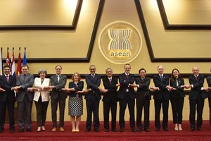 A photo of UK diplomats and ASEAN representatives (Photo: asean.org)