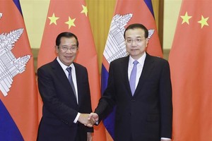 Chinese Premier Li Keqiang (R) holds talks with visiting Cambodian Prime Minister Samdech Techo Hun Sen in Beijing, China (Photo: Xinhua)