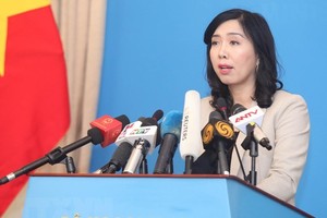 Spokesperson Le Thi Thu Hang answers questions from the media. (Photo: VNA)