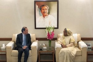 Deputy Foreign Minister Nguyen Quoc Dung (L) meets with Bangladeshi PM Sheikh Hasina Wazed (Photo: vov.vn)