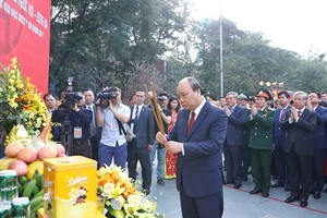 Prime Minister Nguyen Xuan Phuc offers incense at the event (Photo: VNA)
