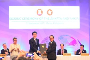 Scene at the signing ceremony of the ASEAN–Hongkong, China Free Trade Agreement and ASEAN-Hongkong, China Investment Agreement in Manila, the Philippines, in November 2017. (Photo: asean.org)