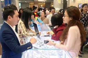 Customers buy gold products ahead of the Day of the God of Wealth at a gold store in Ho Chi Minh City. (Photo: SGGP)