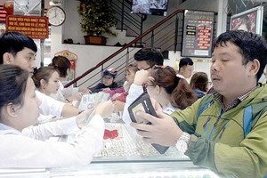 People buy gold on the Day of the God of Wealth in Da Nang. ( Photo: SGGP)