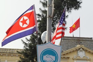 Streets in Hanoi are decorated with DPRK and US flags (Photo: VNA)