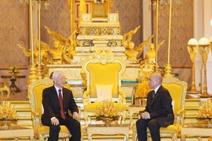 Party General Secretary and President Nguyen Phu Trong (L) and Cambodian King Norodom Sihamoni (Photo: VNA)