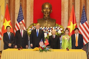 Party General Secretary and President Nguyen Phu Trong (third from right) and President Donald Trump (third from left) witness the signing ceremony of trade deals of Vietjet Air with Boeing and GE Aviation (Photo: Vietjet)
