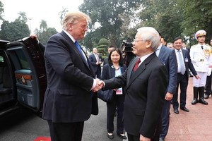Party General Secretary and President Nguyen Phu Trong (R) welcomes US President Donald Trump before their talks in Hanoi on February 27 (Photo: VNA)