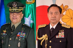 Chief of Staff of Japan's Ground Self-Defense Force Gen. Koji Yamazaki (R) on March 4 met with his Philippine counterpart Maj. Gen. Macairog Alberto (Source: news.mb.com.ph)
