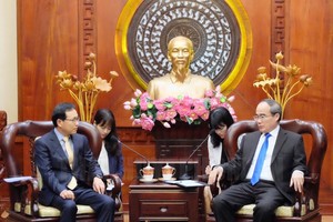 HCMC Party Chief proposes Samsung to build research, development center Secretary of Ho Chi Minh City Party Committee Nguyen Thien Nhan yesterday proposed Samsung to build a research and development center in HCMC with the group’s strength and experience 