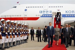 RoK President Moon Jae-in (L) and his spouse in Cambodia on March 14 (Source: Yonhap)