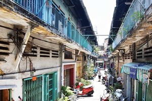 43 Binh Tay apartment building belongs to dangerous group in urgent need of removal (Photo: SGGP)