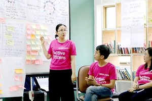 A lecturer at ITP presents active worker class project (Photo: SGGP)