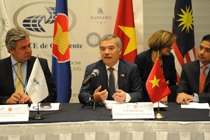 Vietnamese Ambassador to Mexico Nguyen Hoai Duong (C) speaks at the forum (Photo: VNA)