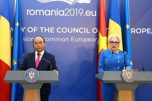 Prime Minister Nguyen Xuan Phuc (L) and Romanian Prime Minister Viorica Dancila at the joint press conference following their talks in Bucharest on April 15 (Photo: VNA)
