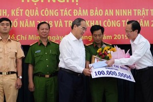 HCMC leaders award certificate of merit, flower and bonus to police agencies for busting a drug trafficking ring and seizing over 1.1 tons of meth (Photo: SGGP)