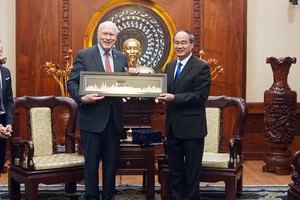 Politburo member and Secretary of the Ho Chi Minh City Party Committee Nguyen Thien Nhan (R) presents a keepsake to US Senator Patrick Leahy, Vice Chair of the Senate Committee on Appropriations (Photo: VNA)