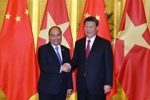 Prime Minister Nguyen Xuan Phuc (L) meets with General Secretary of the Communist Party of China and President of China Xi Jinping in Beijing on April 25 (Photo: VNA)