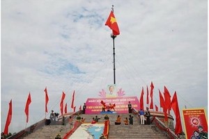 A flag-raising ceremony was held at the Hien Luong-Ben Hai historical relic site in Vinh Linh district, the central province of Quang Tri, on April 30 to mark the 44th anniversary of the Liberation of South Vietnam and National Reunification Day (April 30