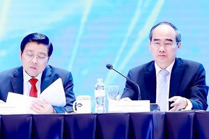 HCMC Party Committee Leader Nguyen Thien Nhan (R) at the the Vietnam Private Sector Economic Forum 2019 held in Hanoi on May 2 (Photo:  SGGP)