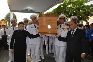 Prime Minister Nguyen Xuan Phuc and Chairwoman of the National Assembly Nguyen Thi Kim Ngan send former President Le Duc Anh to the final resting place (Photo: SGGP)