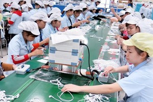 Workers produce headphones at a Samsung factory (Photo: VNA)