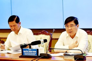 Chairman of HCMC People’s Committee Nguyen Thanh Phong (R) and his deputy Tran Vinh Tuyen at the meeting (Photo: SGGP)