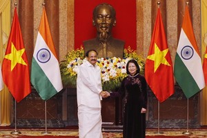 Vice President Dang Thi Ngoc Thinh (R) shakes hands with Vice President of India Venkaiah Naidu (Photo: VNA)