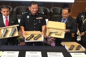 Malaysian Inspector-General of Police Abdul Hamid Bador (second from left) shows the items seized during anti-terrorism raids. (Photo: Bernama)