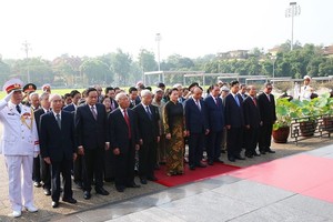 A delegation of the Communist Party of Vietnam Central Committee, the President, National Assembly, Government and Vietnam Fatherlands Front paid tribute to President Ho Chi Minh at his mausoleum in Hanoi on May 19 on the occasion of the late President’s 