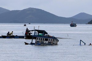 Two dead, one missing in boat capsize in Van Phong Bay