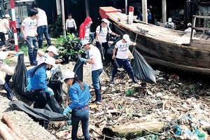Plastic waste collection in Tan Tap beach, Long An province (Photo: SGGP)
