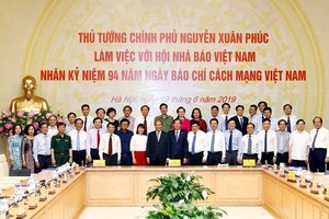 Prime Minister Nguyen Xuan Phuc on June 19 asked the press offices to manifest their core values of providing verified news and intensify the fight against fabrications as well as fake news. (Photo: VNA)