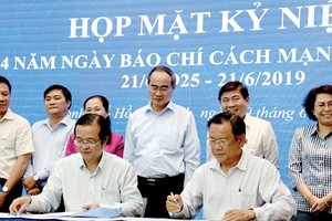 HCMC leaders witness the signing of the communication coordination program between the city Party Committee’s Propaganda and Education Board and press agencies on June 19 (Photo: SGGP)