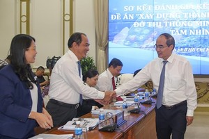 Secretary Nguyen Thien Nhan meets delegates at the conference (Photo: SGGP)