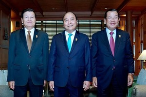 From left: Lao Prime Minister Thongloun Sisoulith, Vietnamese PM Nguyen Xuan Phuc and Cambodian PM Hun Sen before the working session in Bangkok on June 23 (Photo: VNA)