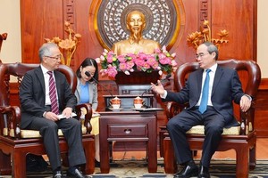 HCMC Party Leader Nguyen Thien Nhan ( R) receives  Mr. Yasushi Tanaka on June 27