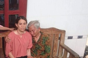 Nguyen Kim Hon reunited with her elderly mother 22 years after being missing