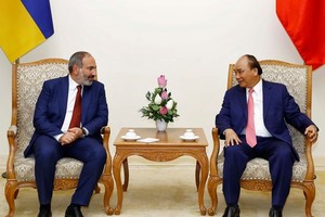 Prime Minister Nguyen Xuan Phuc (R) and his Armenian counterpart Nikol Pashinyan (Photo: VNA)