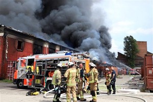 Fire fighters works to control the fire (Photo: VNA)