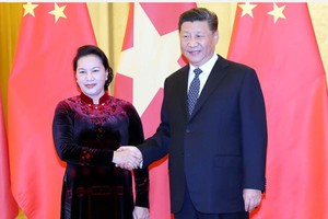 NA Chairwoman Nguyen Thi Kim Ngan (left) meets with Chinese Party General Secretary and President Xi Jinping (Source: VNA)