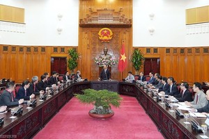PM Nguyen Xuan Phuc (standing) at the reception for a delegation of 36 Singaporean businesses on July 15 (Photo: VGP)