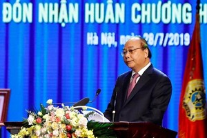 PM Nguyen Xuan Phuc speaks at the meeting. (Photo: VNA)