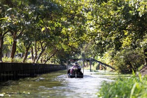 A boat in Klong Mahasawat in Nakhon Pathom province (Photo: www.bangkokpost.com)