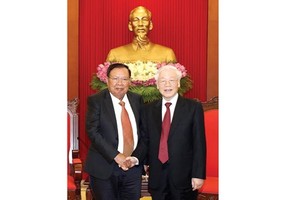 Party General Secretary and President Nguyen Phu Trong (R) and his Lao counterpart Bounnhang Volachith (Photo: VNA)