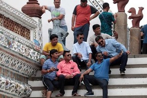 Foreign tourists pose for photos at Wat Arun, or the Temple of Dawn in Thailand (Photo: Bangkok Post)