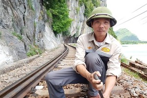 A track worker on Lang Son mountain (Photo: SGGP)